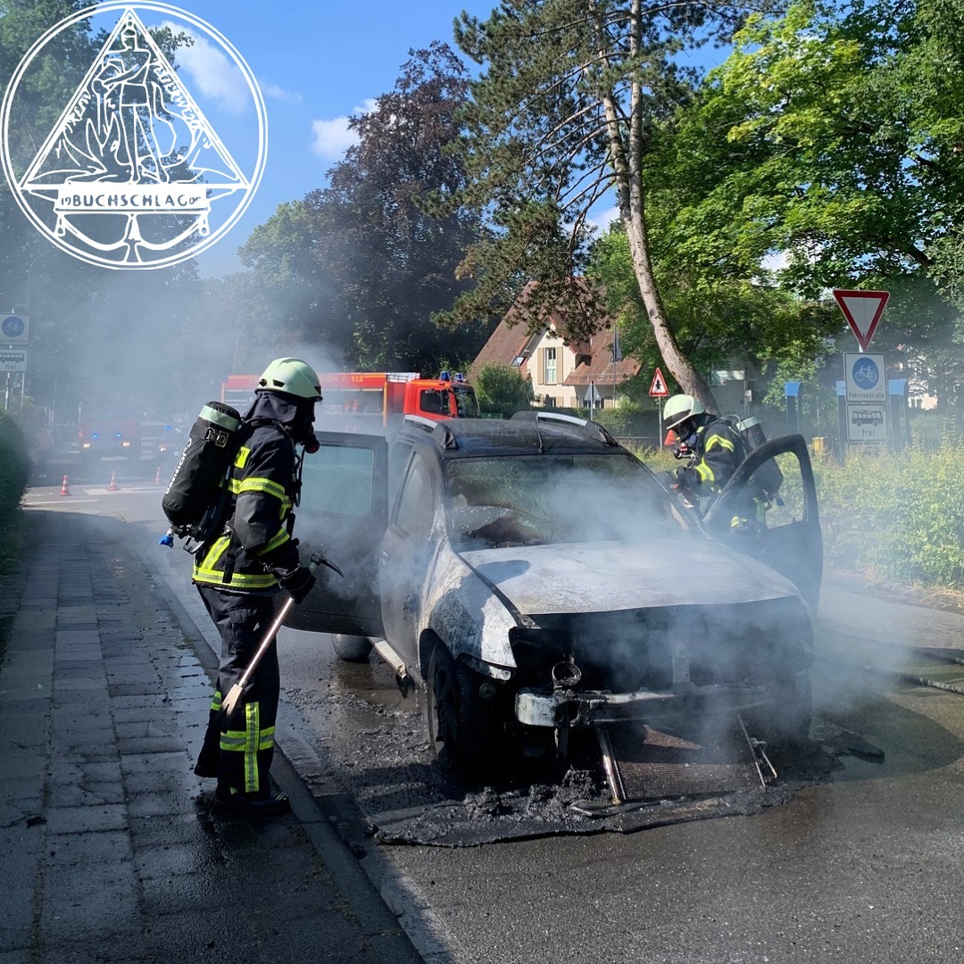 Einsatz (13.06.24)🧑🚒
Heute Morgen um 9:32Uhr wurde zu einem PKW-Brand (F1) alarmiert🔥
Bei unserem Eintreffen stand der Motorenraum bereits in Vollbrand. Mithilfe mehrerer Schnellangriffe konnte das Feuer schnell gelöscht und ein Übergreifen auf die nahegelegenen Hecke verhindert werden.
Nach Eintreffen des Abschleppdienstes und Beseitigung von Schadstoffen auf der Fahrbahn konnte die Straße wieder freigegeben werden.
Um ca. 12:00 Uhr war der Einsatz inklusive Nachbereitung für uns beendet.
Die Ursache für den Brand ist nicht bekannt, Personen kamen glücklicherweise nicht zu Schaden.
Vielen Dank an die Kameraden der @ffdsprendlingen und an die Kollegen der @polizei_soh für die Unterstützung!🙏🏻
#brand #feuer #pkw #pkwbrand #ff #freiwilligefeuerwehr #feuerwehr #dreieich #buchschlag #dreieich5 #dreieichbuchschlag #ehrenamt #einsatz