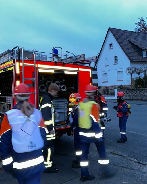 Jugendfeuerwehr Buchschlag wächst!
.
In den letzten Wochen konnten wir gleich drei neue Mitglieder in unserer Jugendfeuerwehr begrüßen. Insgesamt sind nun 13 aktive und drei weiter Jugendfeuerwehrler bei uns!
.
Du oder dein Kind im Alter von 10-17 Jahren hat Interesse? Dann komm doch vorbei bei uns am Feuerwehrhaus Buchschlag, jeden Montag von 17:30 bis 19:30 Uhr (nur während der Schulzeit) 🧑🚒👩🚒👨🚒
.
Die Größeren in der Einsatzabteilung üben ebenfalls jeden Montag, von 20:00 bis 22:00 Uhr!
.
Komm doch bei Interesse vorbei oder schreib uns eine Nachricht hier auf Instagram oder auf unserer Webseite (Link in Bio)! 🚒