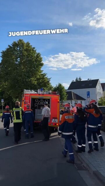 Ein typischer Montag Abend bei uns in der Jugendfeuerwehr! 
Angefangen mit einer Übung mit der Leiter und zum Schluss bei den sommerlichen Temperaturen noch eine Einheit zu Waldbränden. 
Weiterhin können wir uns über konstant hohe Mitgliederzahlen bei der Jugendfeuerwehr sehr freuen! 
.
Du hast Interesse? Jeden Montag übt die Jugend ab 17:30 Uhr am Feuerwehrhaus (nicht in den Schulferien). 
Die Erwachsenen fangen Montags um 20:00 Uhr an.