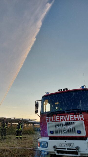 Flächenbrandübung mit der Ff Zeppelinheim🚒
Am 25.06. fand eine gemeinsame Übung mit den Kameraden der Feuerwehr Zeppelinheim statt.🧑🚒
Als Übungsobjekt diente die Mülldeponie im Wald zwischen Buchschlag und Zeppelinheim. 
Mit einer fantastischer Aussicht auf die ganze Region konnte die Zusammenarbeit geübt werden. 
Zudem konnten wir uns mit dem Gelände und seinen Besonderheiten vertraut machen, damit im Einsatzfall alles möglichst schnell und reibungslos verläuft. 
#dreieich #buchschlag #feuerwehr #dreieichbuchschlag #zeppelinheim #dreieich5 #übung #ffw #ehrenamt