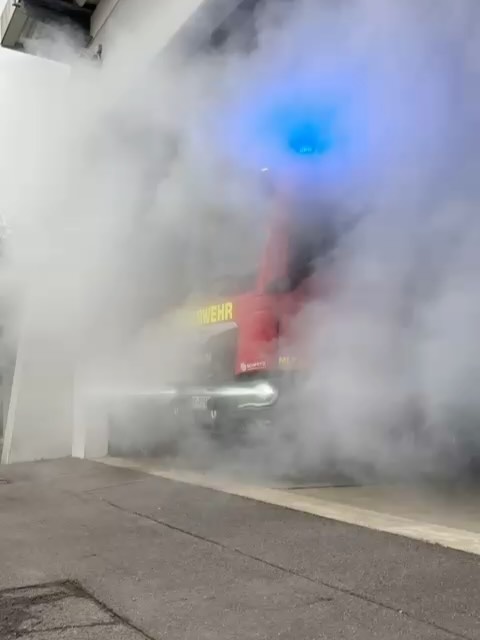 Zuwachs im Fuhrpark! 🚒💨
Das neue MLF 10 der Feuerwehr Buchschlag ist ab sofort offiziell im Dienst. Am 21.03. haben wir das Fahrzeug im feierlichen Rahmen und in bester Gesellschaft eingeweiht. 🥂
Egal ob technische Hilfeleistung oder Brandbekämpfung – wir sind jetzt noch schlagkräftiger für eure Sicherheit unterwegs.
@mein3eich #feuerwehr #buchschlag