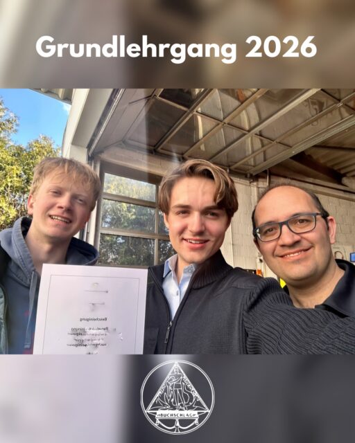 3 neue Truppmänner der Feuerwehr Dreieich-Buchschlag!
Beim ersten Truppmann I Lehrgang diesen Jahres konnten drei Kollegen aus Buchschlag erfolgreich ihre Grundlagen und Fähigkeiten verfeinern.
Der Truppmann I Lehrgang ist der erste Teil der Truppführer Ausbildung.
Wir bedanken uns bei der @feuerwehrlangen für die Gastfreundschaft während des Lehrgangs sowie bei allen Ausbildenden und den Kameraden für die produktive Zusammenarbeit. Auf viele erfolgreiche Einsätze!
©️Alle Fotos: Feuerwehr Langen
#feuerwehr #dreieich #buchschlag #langen